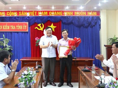 Ông Hồ Văn Chung nhận hoa chúc mừng từ ông Phạm Thành Ngoại, Phó Bí thư Tỉnh ủy Cà Mau,