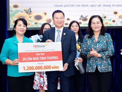 Ông Hoàng Đức Long - Giám đốc Khối Nguồn vốn và Kinh doanh tiền tệ - đại diện HDBank trao bảng tượng trưng kinh phí hỗ trợ xây dựng 20 căn nhà tình thương cho UBMTTQ Việt Nam TP.HCM.
