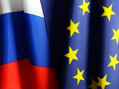 Cờ Nga và EU. Ảnh: Getty.