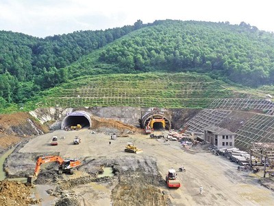 Thi công đoạn Mai Sơn - Quốc lộ 45 thuộc Dự án Đầu tư xây dựng đường cao tốc Bắc - Nam phía Đông.