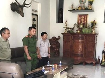 Cơ quan Cảnh sát điều tra Công an tỉnh thi hành Lệnh bắt bị can để tạm giam đối với Nguyễn Tấn Vinh. (Ảnh: TTXVN phát)