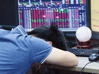 Tâm lý bi quan khiến nhà đầu tư bán tháo cổ phiếu để rút tiền về.