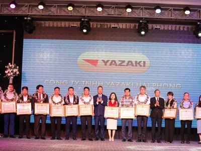 Thừa uỷ quyền của TGĐ BHXH Việt Nam, Phó TGĐ BHXH Việt Nam Trần Đình Liệu trao Bằng khen cho các doanh nghiệp.