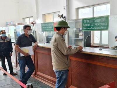 Người dân làm thủ tục xuất cảnh tại cửa khẩu Nậm Cắn, tỉnh Nghệ An. Ảnh minh hoạ.