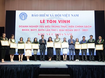 Lãnh đạo BHXH Việt Nam và lãnh đạo VCCI tặng bằng khen cho các doanh nghiệp tiêu biểu trong thực hiện chính sách BHXH khu vực phía Nam.
