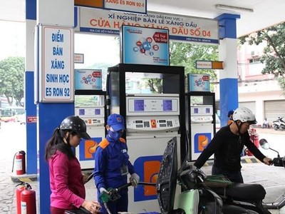 Khách hàng mua xăng tại cửa hàng của Petrolimex trên địa bàn Hà Nội. (Ảnh: PV/Vietnam+)