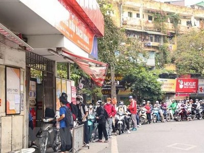 Hàng dài người mua xăng tại cửa hàng xăng Bách Khoa. (Ảnh: Tuấn Đức/TTXVN)