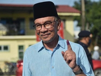 Ông Anwar Ibrahim sau khi bỏ phiếu trong cuộc tổng tuyển cử ở Permatang Pauh, Malaysia. (Ảnh: AFP/TTXVN)