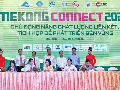 Đại diện TP. Cần Thơ, An Giang, Bến Tre, Đồng Tháp và Hội Lương thực Thực phẩm TP.HCM ký kết hợp tác phát triển vùng nguyên liệu bền vững cho ngành lương thực, thực phẩm.