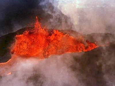 Ngọn núi lửa lớn nhất trên thế giới "tỉnh giấc", dung nham phun rực cháy cả một góc trời