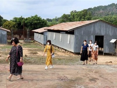 Khách du lịch tham quan Di tích quốc gia đặc biệt Trại giam Phú Quốc. (Ảnh: Lê Huy Hải/TTXVN)