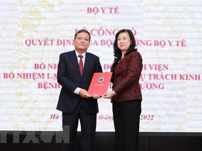Bộ trưởng Bộ Y tế Đào Hồng Lan trao Quyết định bổ nhiệm Giám đốc Bệnh viện Phổi Trung ương cho Tiến sỹ, bác sỹ Đinh Văn Lượng. (Ảnh: Thanh Tùng/TTXVN)