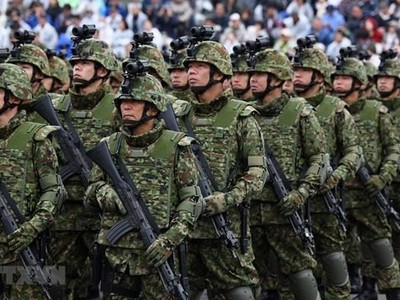 Binh sỹ thuộc lực lượng phòng vệ Nhật Bản trong cuộc duyệt binh tại Asaka, tỉnh Saitama, Nhật Bản. (Ảnh: AFP/TTXVN)