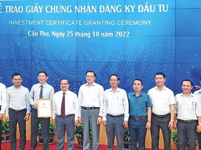Cần Thơ đang là điểm đến của nhiều doanh nghiệp, nhà đầu tư. Trong ảnh: Lãnh đạo TP. Cần Thơ trao giấy chứng nhận cho nhà đầu tư Khu công nghiệp VSIP Cần Thơ.