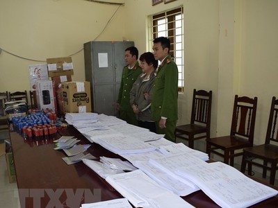 Đối tượng Trần Thị Thu Hiền và vật chứng. (Ảnh: Đỗ Huyền/TTXVN)