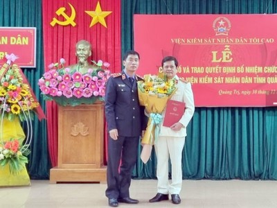 Ông Nguyễn Duy Giảng (áo xanh), Phó Viện trưởng Viện KSNDTC trao quyết định bổ nhiệm ông Dương Xuân Sanh làm Viện trưởng Viện KSND tỉnh Quảng Trị. Ảnh: CTV