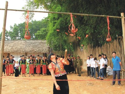 Đập niêu đất là trò chơi dân gian ngày Tết không quá khó và thu hút đông người tham gia. Ảnh Internet.