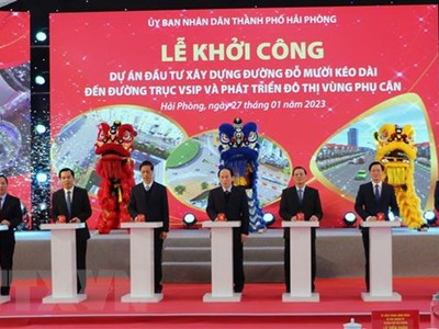 Bí thư Thành ủy Hải Phòng Lê Tiến Châu và lãnh đạo thành phố ấn nút khởi công dự án. (Ảnh: Minh Thu/TTXVN)