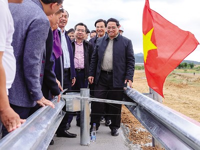 Thủ tướng Chính phủ kiểm tra Dự án cao tốc Nha Trang - Cam Lâm. Ảnh: Nhật Bắc.