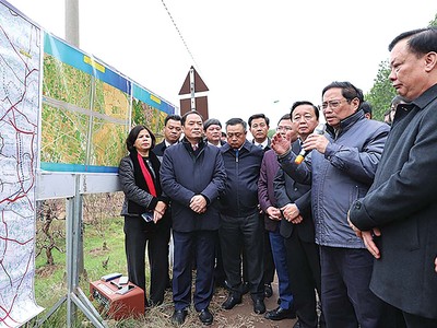 Thủ tướng Chính phủ Phạm Minh Chính đi kiểm tra thực địa dự án đường Vành đai 4 Vùng Thủ đô Ảnh: Nhật Bắc.