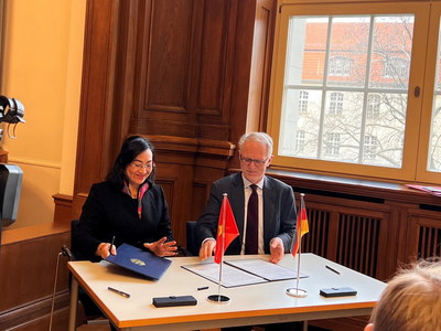 Ký kết Biên bản Phiên họp lần hai Ủy ban hỗn hợp về Hợp tác Kinh tế Việt – Đức tại Berlin.