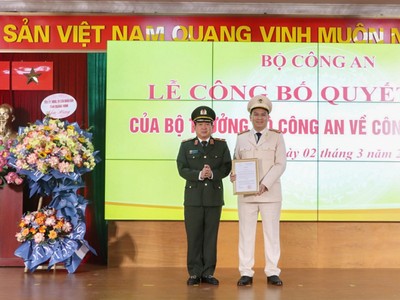 Thiếu tướng Đinh Văn Nơi (ảnh trái) trao Quyết định bổ nhiệm Trung tá Cù Quốc Thắng giữ chức vụ Phó Giám đốc Công an tỉnh (Ảnh: Công an tỉnh Quảng Ninh).