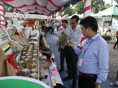 Du khách tham quan tìm hiểu các sản vật nông nghiệp khởi nghiệp tỉnh Đồng Tháp.