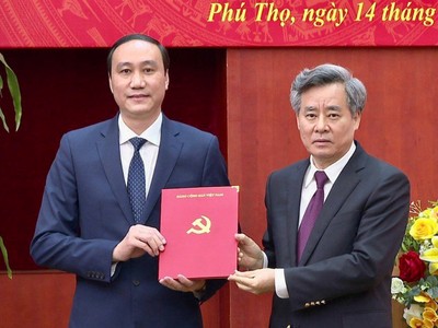 Ông Nguyễn Quang Dương - Phó Trưởng Ban Tổ chức Trung ương trao quyết định cho Phó Bí thư Tỉnh ủy Phùng Khánh Tài. (ảnh: Báo Phú Thọ)