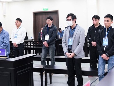 Các bị cáo trong vụ án liên quan đến mua bán trái phép thông tin cá nhân. (Nguồn: Báo Lao động)