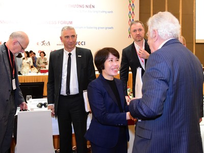 Thứ trưởng Bộ Kế hoạch và Đầu tư Nguyễn Thị Bích Ngọc và đại diện các hiệp hội doanh nghiệp tại VBF 2023, phiên kỹ thuật (sáng 17/3/2023)