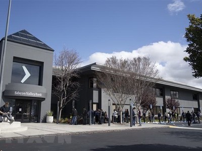 Người dân tập trung bên ngoài trụ sở ngân hàng Silicon Valley Bank (SVB) ở California, Mỹ ngày 13/3. (Ảnh: THX/TTXVN)