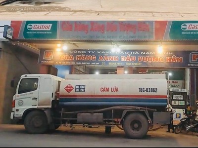 Xe ôtô mang biển kiểm soát 18C-03.862 đang dừng đỗ để bơm xăng từ xe bồn vào bồn chúa.