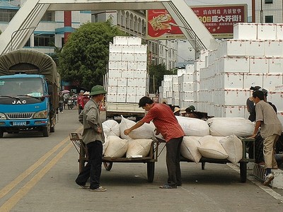 Bộ Công thuong đề xuất siết xuất khẩu tiểu ngạch sang Trung Quốc từ năm 2025.