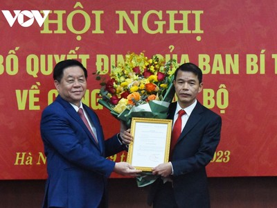 Ông Nguyễn Trọng Nghĩa, Bí thư Trung ương Đảng, Trưởng Ban Tuyên giáo trung ương, trao quyết định cho ông Vũ Thanh Mai.