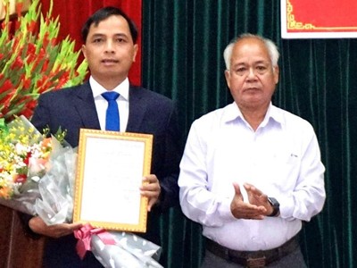 Ông A Pớt, Phó Bí thư Thường trực Tỉnh ủy Kon Tum trao Quyết định và hoa chúc mừng ông Xiêng Thanh Phúc.