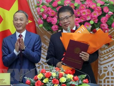 Ông Trần Văn Hiệp, Chủ tịch UBND tỉnh Lâm Đồng trao Quyết định của Thủ tướng Chính phủ cho ông Nguyễn Ngọc Phúc. (Ảnh: Chu Quốc Hùng/TTXVN).