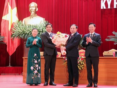 Ông Vũ Văn Diện (người thứ hai, từ trái sang) được bầu làm Phó Chủ tịch UBND tỉnh Quảng Ninh. (Ảnh: Văn Đức/TTXVN).