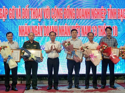 Ông phạm văn Thiều - Chủ tịch UBND tỉnh Bạc Liêu (thứ tư từ trái qua) trao Bằng khen cho Doanh nghiệp tiêu biểu tỉnh Bạc Liêu năm 2022. Ảnh: Thông Manh.