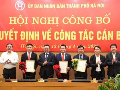 Lãnh đạo UBND Thành phố Hà Nội trao Quyết định và tặng hoa các cán bộ được bổ nhiệm.