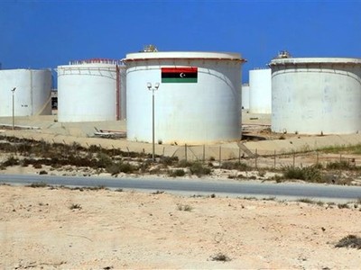 Bể chứa dầu tại kho dự trữ gần thành phố Benghazi, Libya. (Ảnh: AFP/TTXVN)