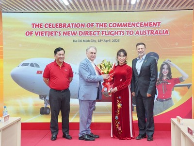 Chủ tịch Nguyễn Thị Phương Thảo, Tổng giám đốc Vietjet Đinh Việt Phương chào mừng Bộ trưởng Don Farrell (thứ hai từ trái sang) và Đại sứ Úc tại Việt Nam Andrew Goledzinowski (ngoài cùng bên phải).