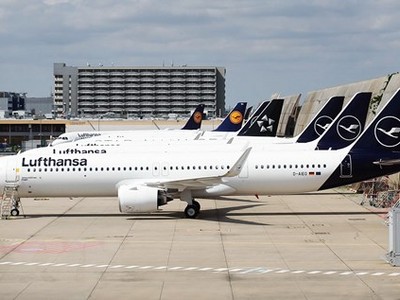 Máy bay của hãng hàng không Lufthansa tại sân bay Frankfurt, Đức. (Ảnh: AFP/TTXVN)