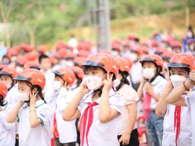 Học sinh tiểu học thực hành đội mũ bảo hiểm đạt chuẩn và đúng cách. (Ảnh: CTV/Vietnam+).