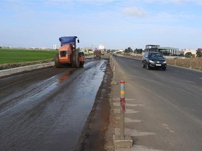 Đơn vị thi công thực hiện dự án cải tạo, nâng cấp một tuyến Quốc lộ. (Ảnh: Phạm Cường/TTXVN)