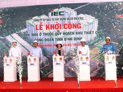 Các đại biểu thực hiện nghi thức bấm nút khởi công Dự án Nhà ở thuộc quy hoạch Khu thiết chế công đoàn tỉnh Bình Định. Nguồn: binhdinh.gov.vn.