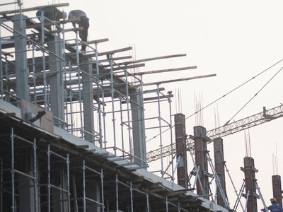 Tình trạng nợ đọng khiến các nhà thầu xây dựng như Hòa Bình càng làm càng lỗ.