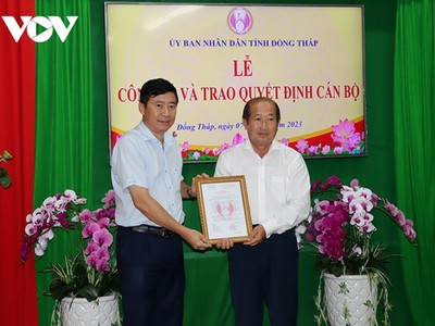 Ông Phạm Thiện Nghĩa, Chủ tịch UBND tỉnh Đồng Tháp trao quyết định cho ông Đoàn Tấn Bửu.
