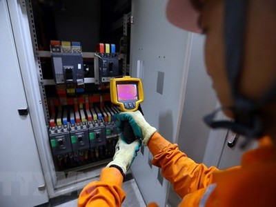 Những ngày này, các thợ điện phải tăng cường kiểm tra tại các điểm có phụ tải lớn để tránh sự cố xảy ra. (Ảnh: Huy Hùng/TTXVN)