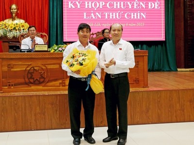 Phó Bí thư Tỉnh ủy, Chủ tịch UBND tỉnh Đắk Lắk Phạm Ngọc Nghị chúc mừng tân Phó Chủ tịch UBND tỉnh Nguyễn Thiên Văn (bên trái).