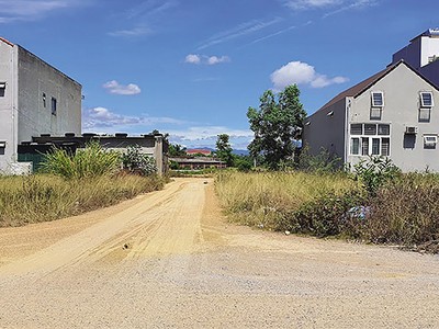 Khu dân cư đã hình thành, dân đã đến ở, nhưng nhiều tiện ích hạ tầng vẫn chưa hoàn thành. Ảnh: N.T.